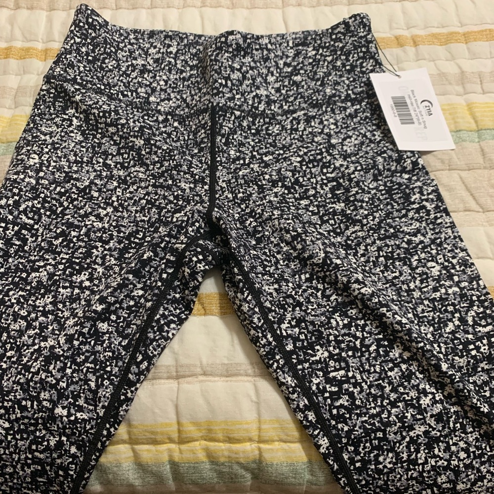 Zyia Black Mosaic Soft n Snug leggings. Size 6-8